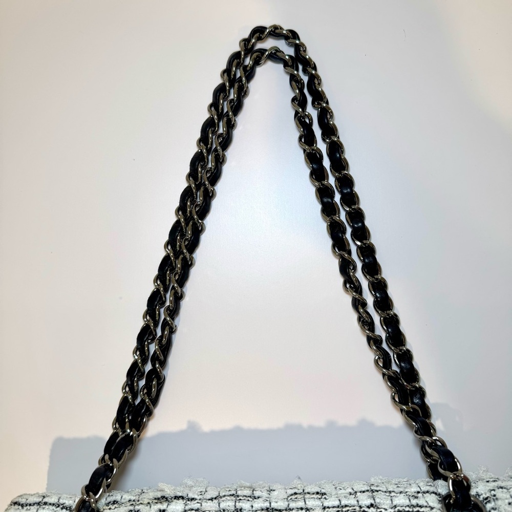 Rare Chanel 2.55 Garden Party CC Logo Charms Flap Bag In White & Black Tweed - Picture 7 of 16
